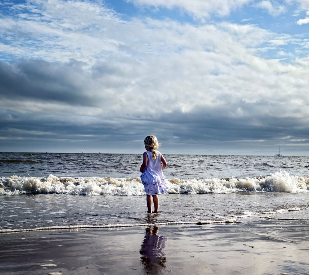 Молодая девочка на тёплом море