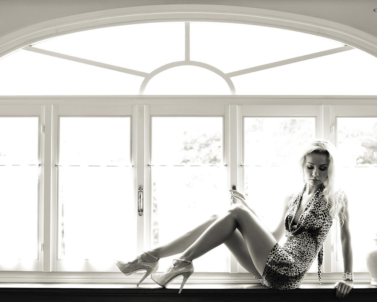 Голая девушка на высоких каблуках у окна - фото бесплатно