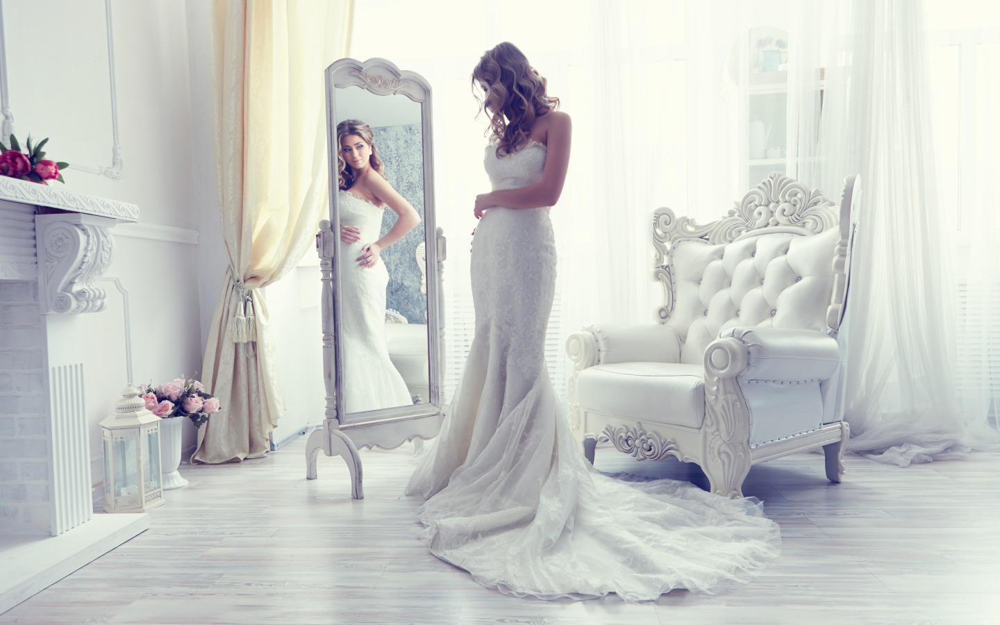 Невеста в красивом платье раздевается в своей комнате