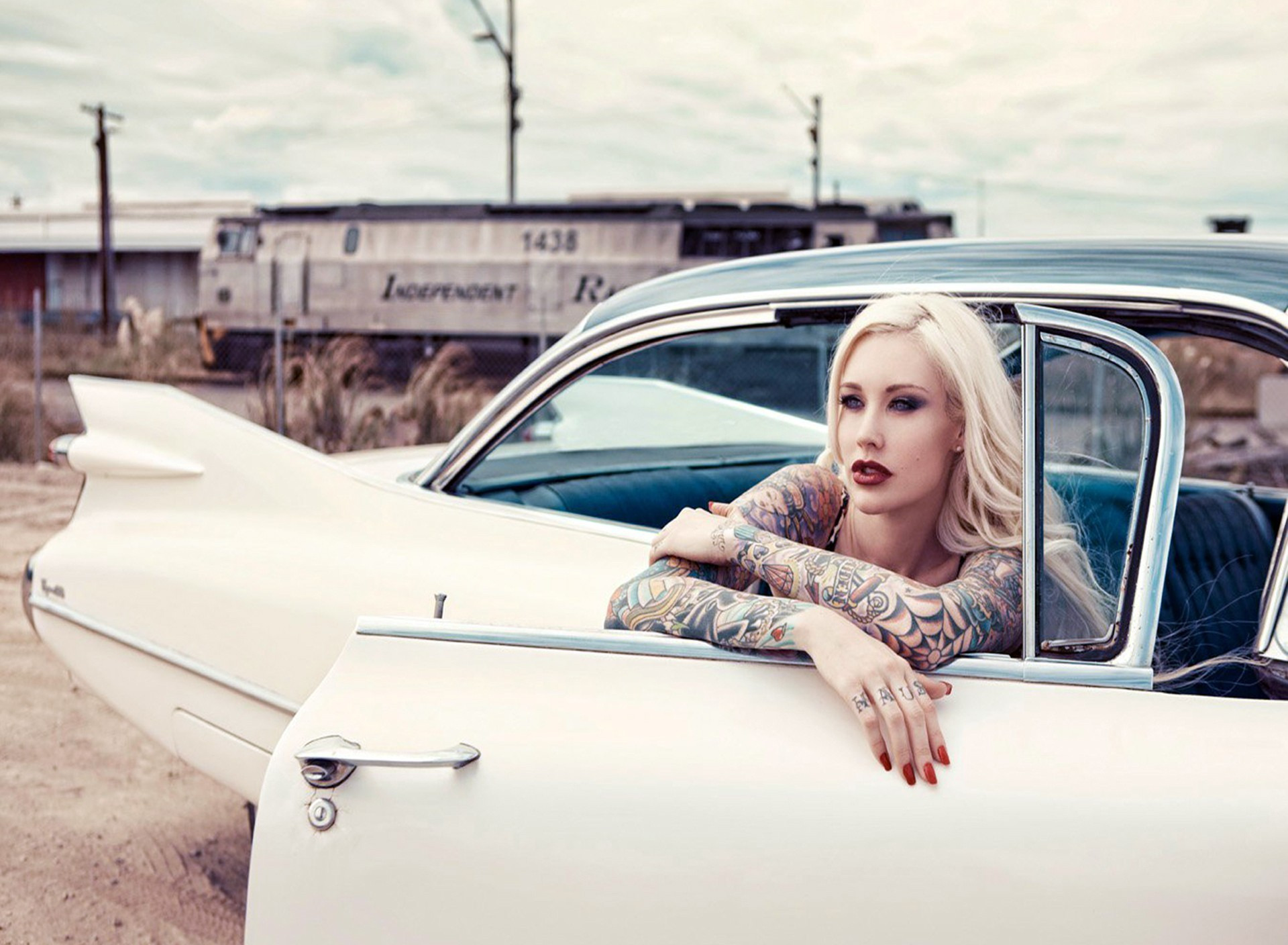 Грудастая блондинка с татуировками трахнулась с пикапером в машине