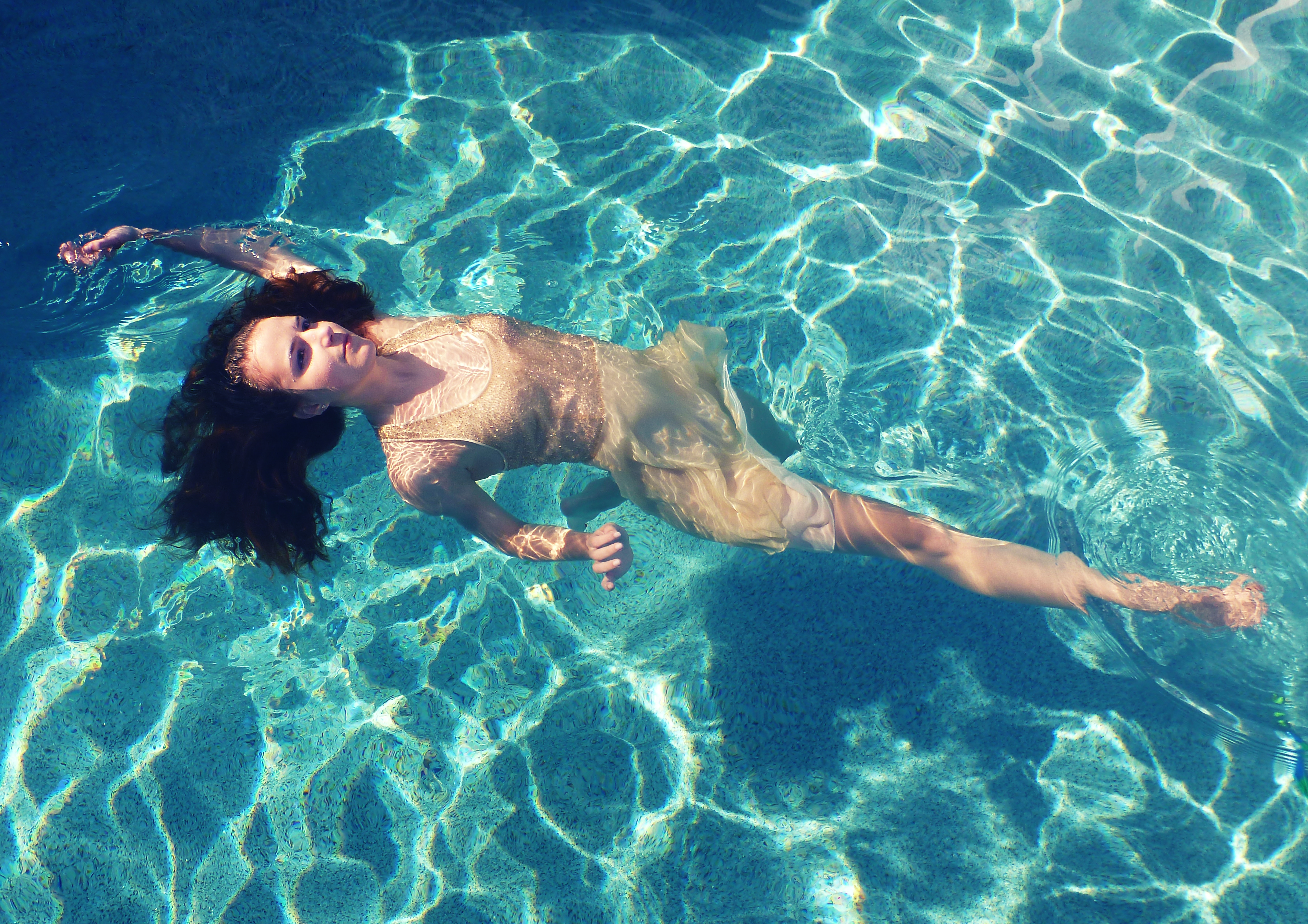 Голая девушка в бассейне при отеле
