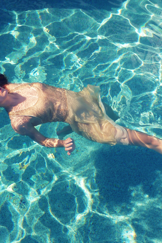 Непревзойденная модель Kayla Carrera отдыхает у бассейна