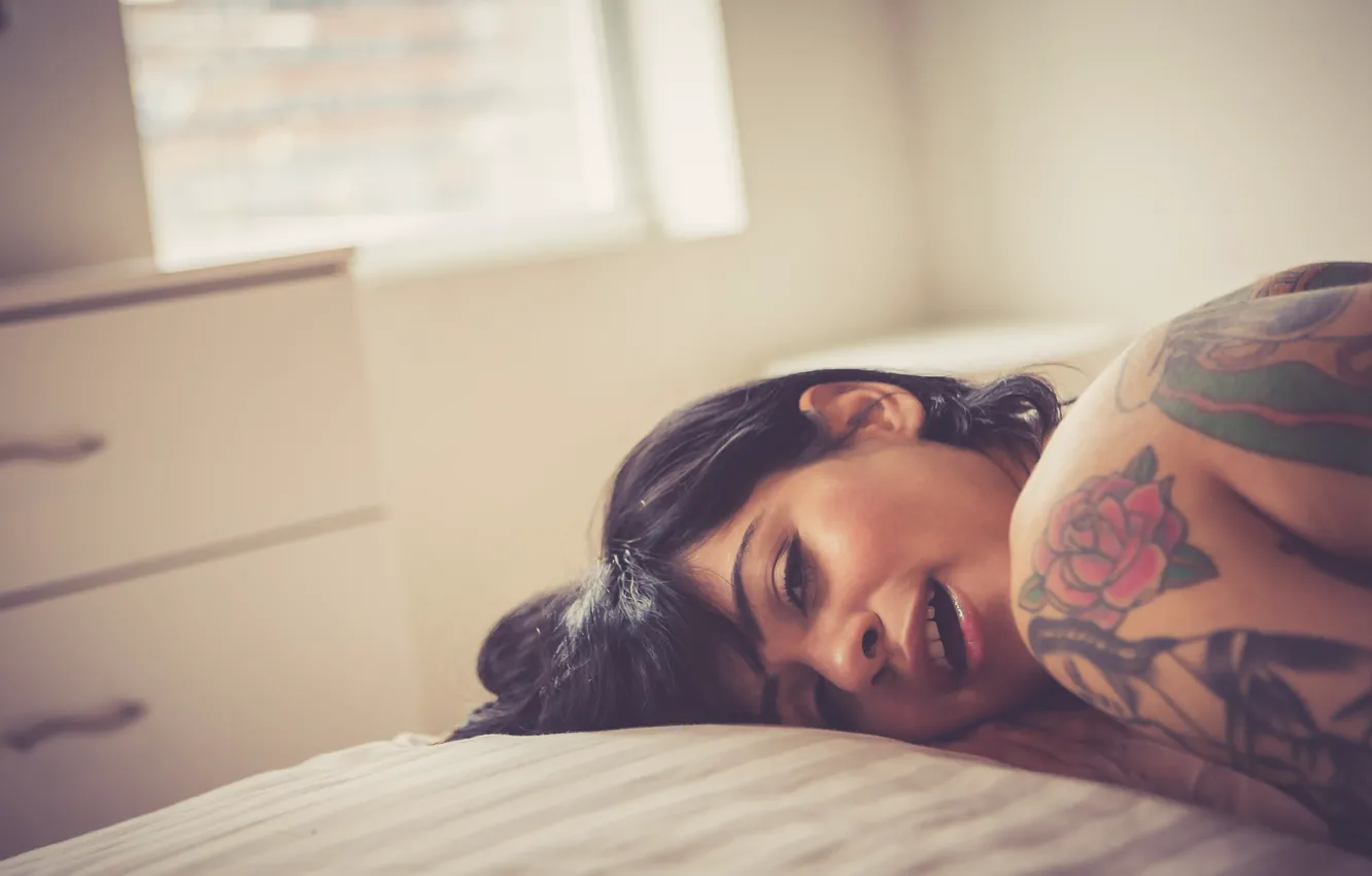 Татуированная брюнетка наслаждается домашним сексом с поджарым мотогонщиком
