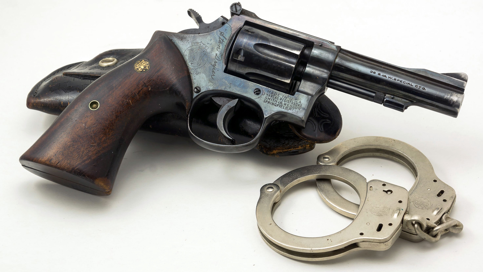 Скачать обои револьвер, наручники, кобура, Smith & Wesson, .38 Spec...