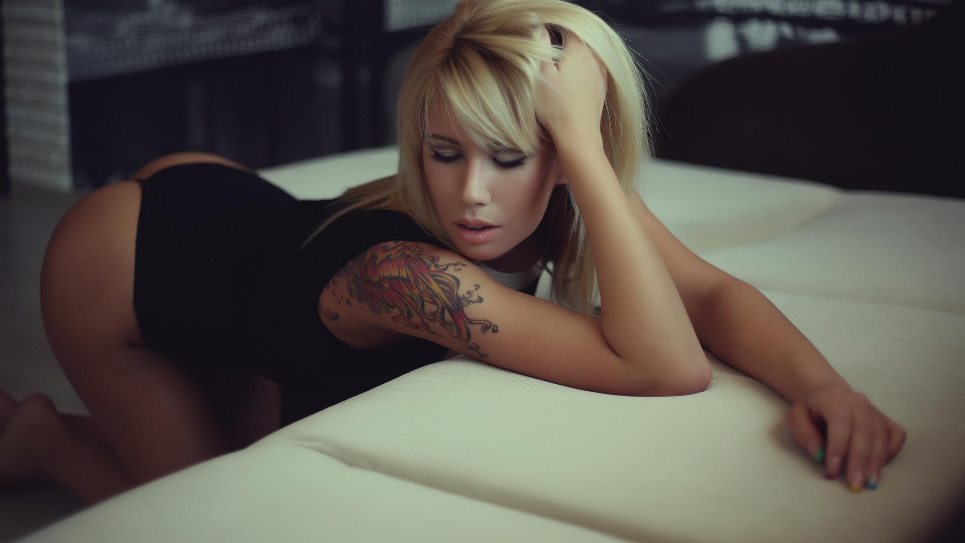 Фото сиськастой блондинки с татуировкой на животе