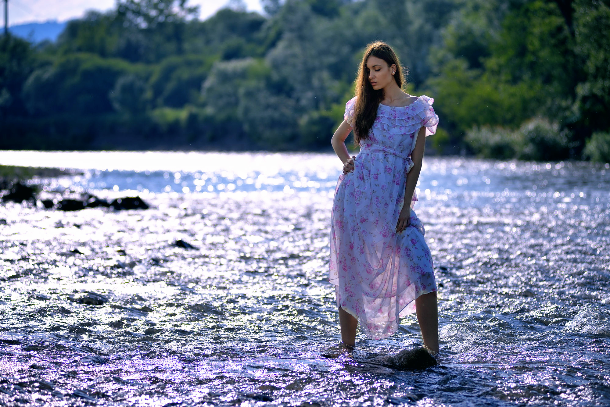 Девушка в платье у воды