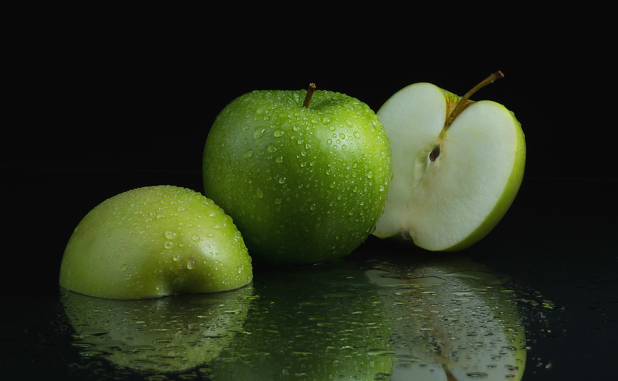 Скачать обои капли, макро, зеленый, яблоки, фрукт, половинки, раздел еда в ...