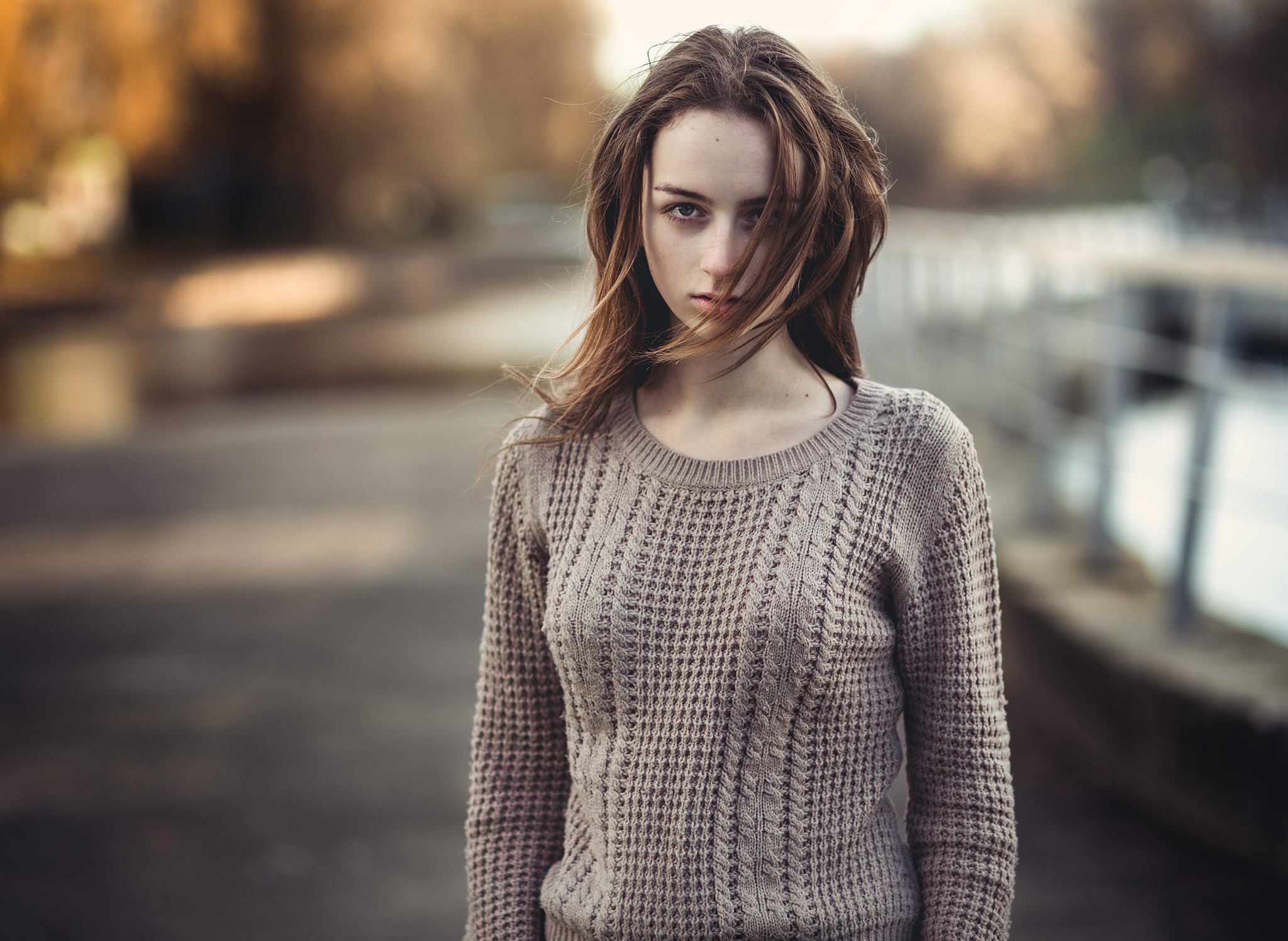 Девушка в длинном свитере
