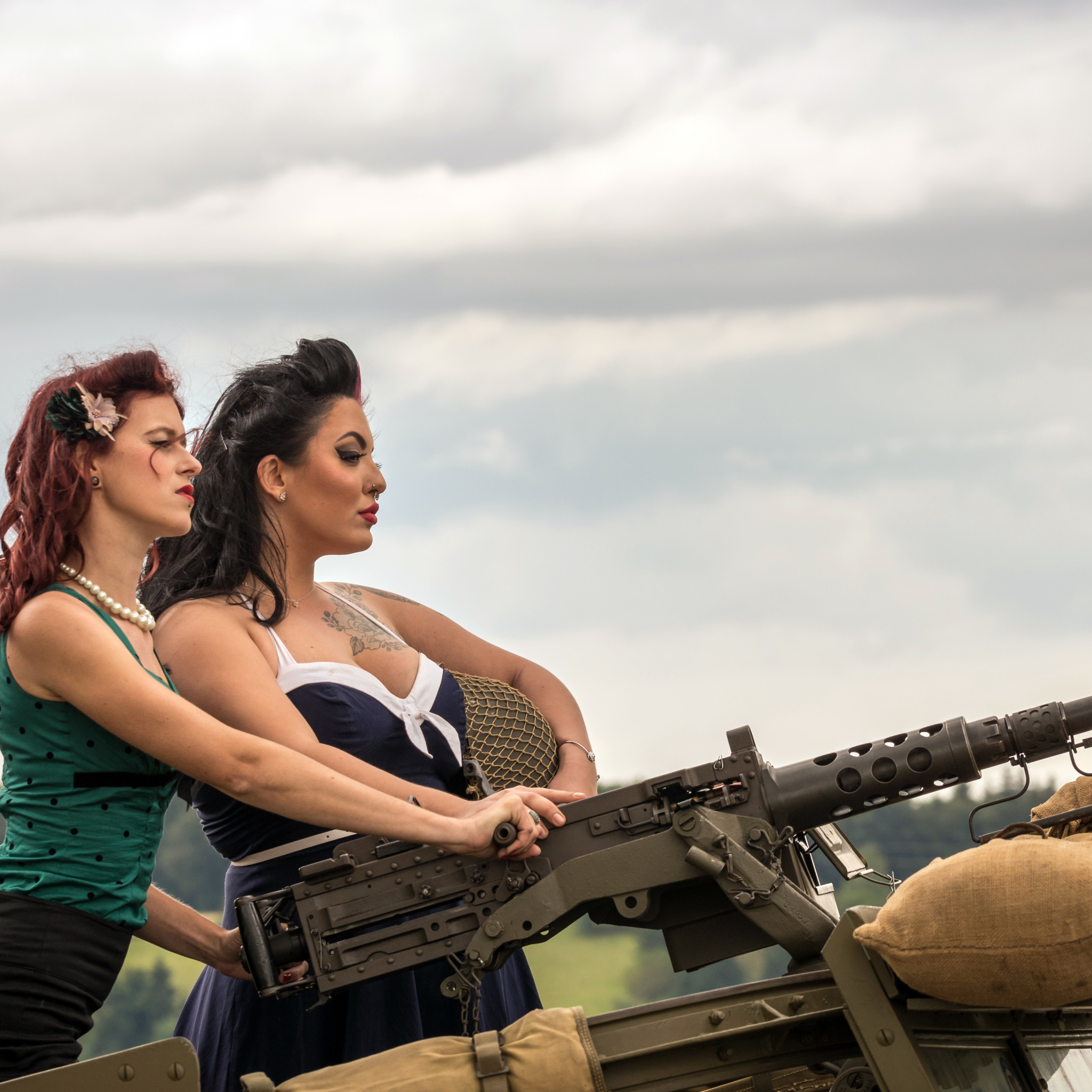 девушки, армия, пулемёт. 