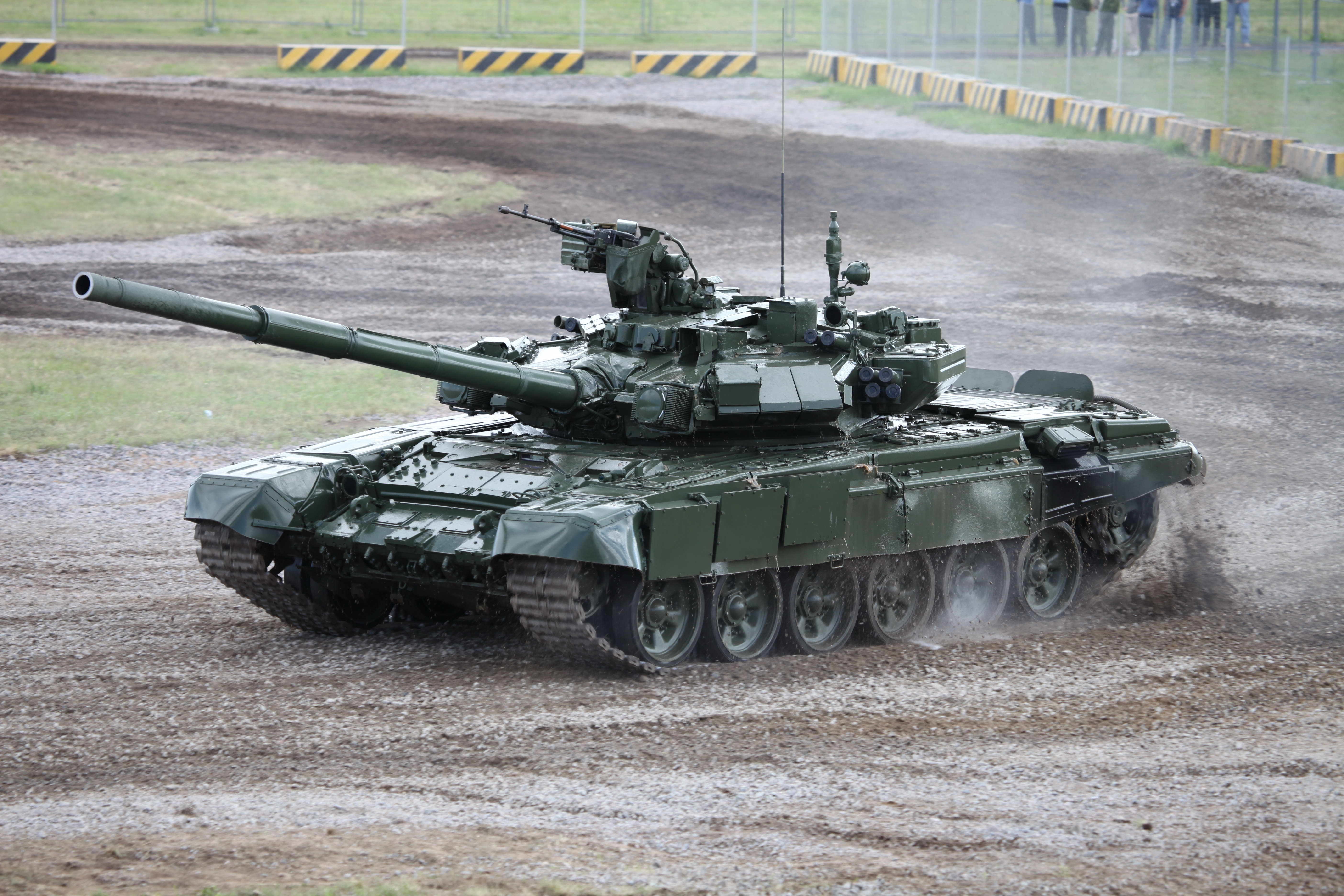 tank-t-90-gryaz-poligon.jpg