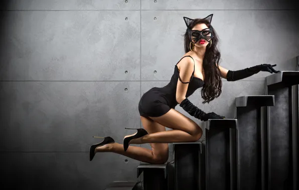 Картинка девушка, поза, фигура, платье, брюнетка, маска, лестница, туфли, перчатки, ступеньки, в черном, женщина-кошка, Catwoman