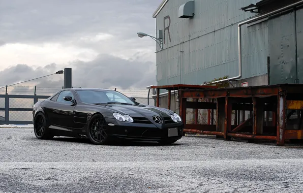 Картинка чёрный, здание, фонарь, black, Mercedes Benz, вид спереди, SLR McLaren, рампа, Мерседес Бенц, СЛР МакЛарен