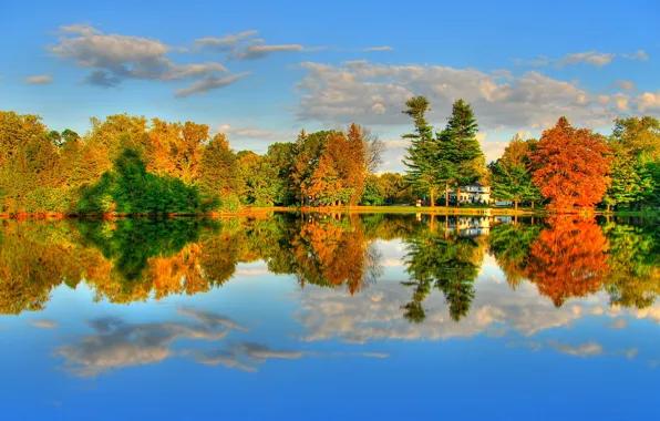 Картинка осень, лес, небо, облака, деревья, озеро, река, настроение, листва, тишина, домик, багрянец