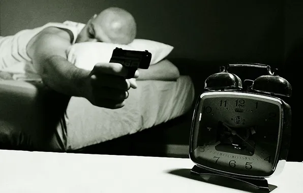 Картинка пистолет, будильник, спит