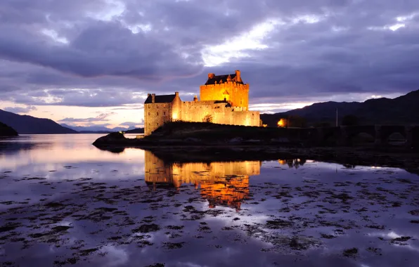 Картинка небо, вода, тучи, мост, пруд, отражение, замок, сиреневый, вечер, Шотландия, подсветка, Великобритания, крепость, Scotland, Great …