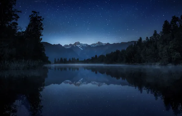 Картинка небо, звезды, деревья, горы, ночь, озеро, отражение, камыши, Новая Зеландия, дымка, New Zealand, lake Matheson