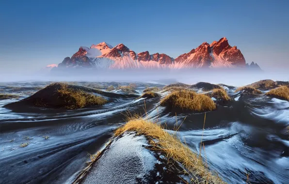 Картинка небо, трава, горы, туман, утро, дымка, Исландия, Vestrahorn, Stockksness, чёрный лавовый песок