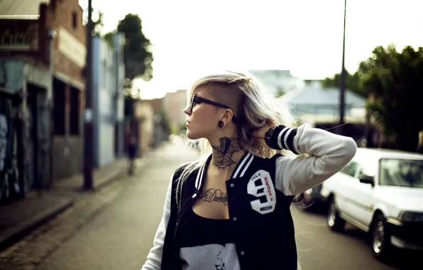 Картинка car, girl, sexy, fashion, model, tattoo, hair, blonde, glasses, hipster, sara fabel, blurred background