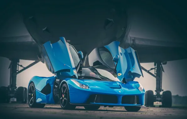 Картинка Ferrari, Blue, Front, Supercar, LaFerrari, Plane, Doors, Runway
