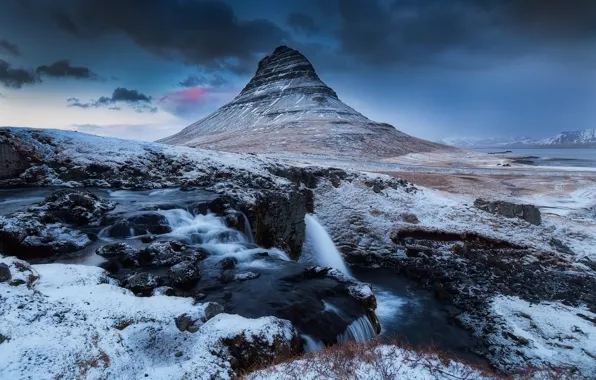 Картинка зима, небо, облака, снег, скалы, гора, водопад, вечер, вулкан, Исландия, Kirkjufell