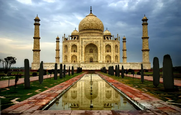 Картинка небо, тучи, город, Индия, Тадж-Махал, день, мрамор, архитектура, купола, минареты, Агра, Taj Mahal, пасмурный
