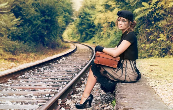Картинка девушка, железная дорога, чемодан