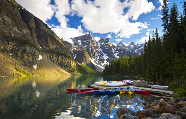 Картинка деревья, горы, озеро, отражение, пристань, лодки, Канада, Альберта, Banff National Park, Alberta, Canada, каноэ, Moraine …