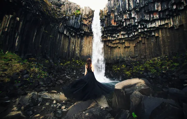 Картинка девушка, камни, скалы, водопад, поток, платье, Исландия