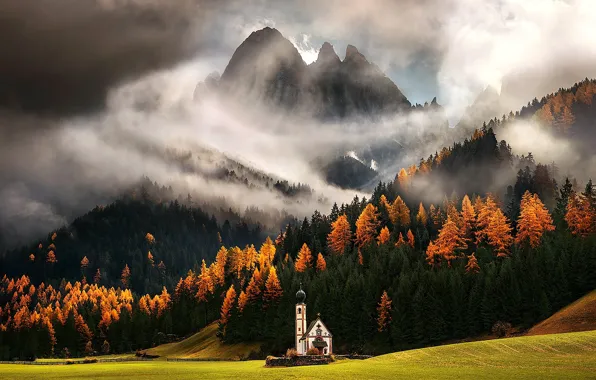 Картинка поле, осень, лес, облака, деревья, горы, Альпы, часовня, Доломиты