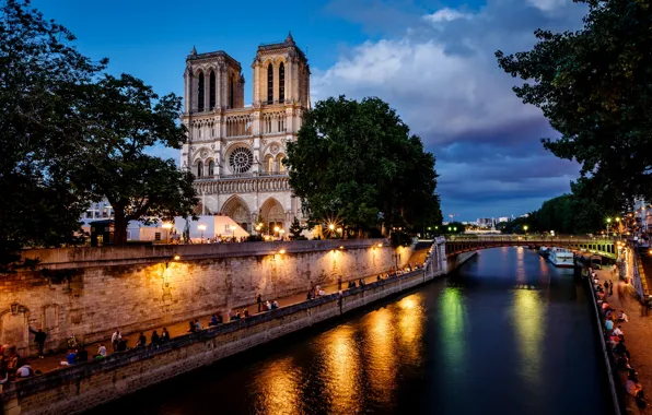 Картинка облака, свет, деревья, мост, город, река, люди, Франция, Париж, вечер, фонари, Сена, Paris, архитектура, Собор …