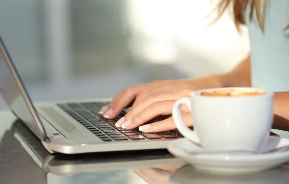 Обои девушка, кофе, руки, ноутбук, computer with coffee картинки на рабочий  стол, раздел настроения - скачать