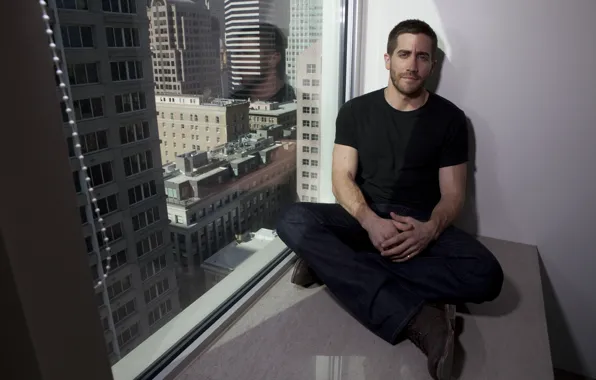 Картинка небоскреб, окно, актер, мужчина, сидит, Jake Gyllenhaal, man, Джей Джилленхол