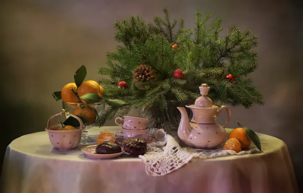 Картинка ветки, стол, праздник, игрушки, новый год, ель, чайник, чашки, посуда, ваза, ёлка, фрукты, шишка, десерт, …