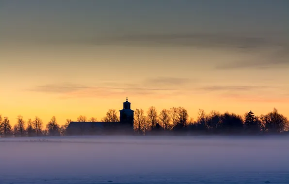 Картинка зима, поле, небо, облака, снег, деревья, туман, рассвет, утро, желтое, Швеция, церквушка