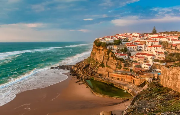 Картинка море, волны, небо, ландшафт, дома, крыши, Португалия