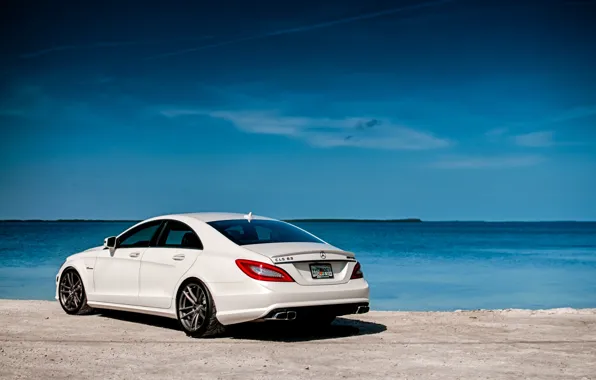 Картинка белый, небо, вода, берег, Mercedes-Benz, Мерседес, вид сзади, AMG, CLS63, АМГ, ЦЛС63