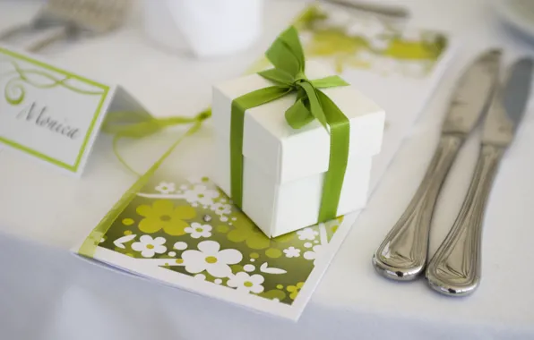 Картинка белый, стол, праздник, подарок, приборы, тарелка, бантик, свадьба, открытка, коробочка, светло-зеленый