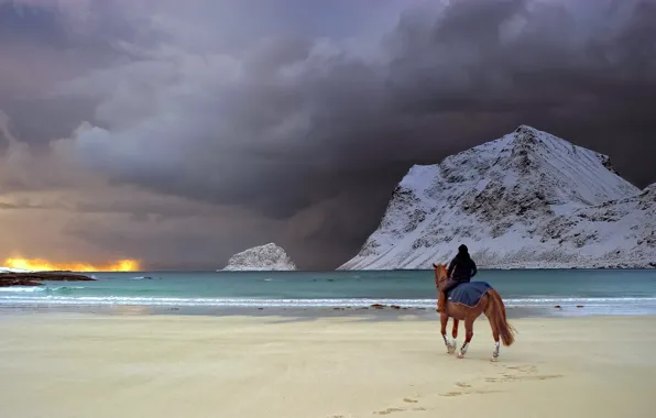 Картинка песок, море, девушка, снег, горы, тучи, дождь, берег, лошадь, прибой
