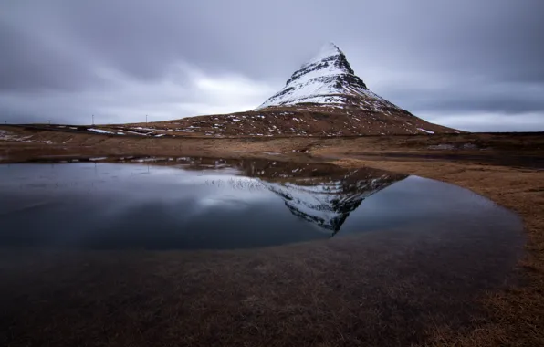 Картинка небо, тучи, река, гора, вулкан, серое, Исландия, Kirkjufell