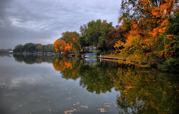 Картинка осень, небо, листья, вода, облака, деревья, природа, озеро, река, лодка, домик, заводь