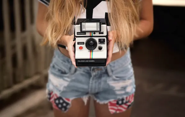 Картинка шорты, камера, руки, Polaroid