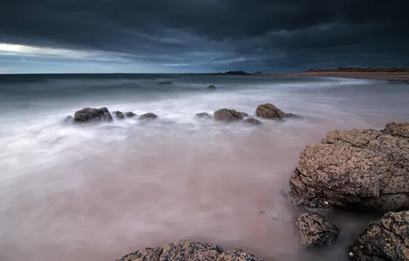 Картинка море, небо, тучи, камни, берег, вечер, Шотландия, Великобритания