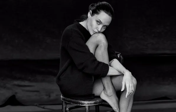 Картинка взгляд, поза, фото, ноги, модель, чулки, актриса, Анджелина Джоли, Angelina Jolie, фотограф, черно-белое, сеточка, кофта, …