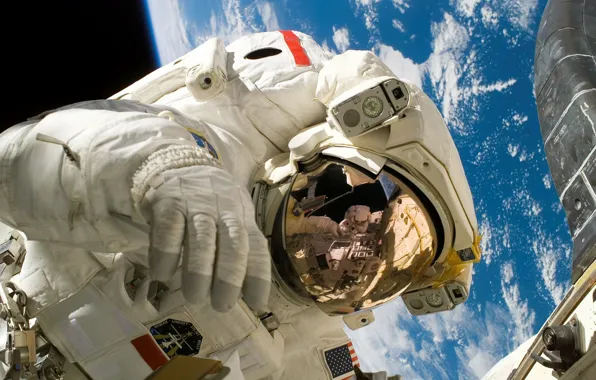 Картинка космос, полет, пространство, отражение, мкс, скафандр, костюм, инструменты, шлем, открытый космос, астронавт, международная космическая станция, …