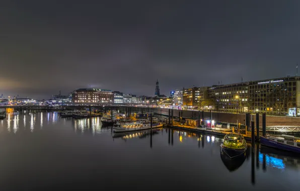 Картинка ночь, мост, огни, река, дома, Германия, причал, фонари, катера, набережная, Hamburg