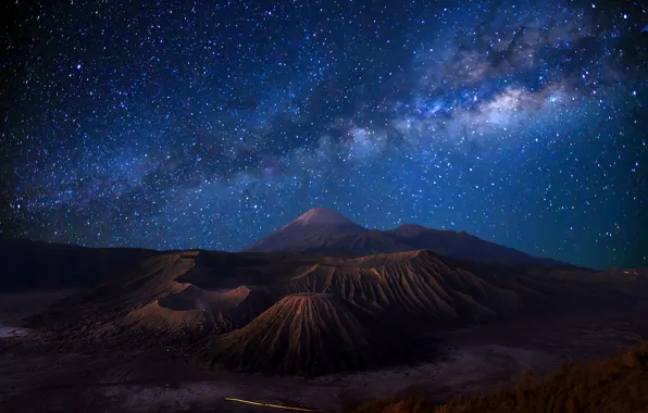 Картинка небо, звезды, ночь, остров, вулкан, Индонезия, Млечный Путь, синее, Бромо, Ява