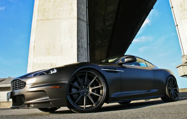 Картинка чёрный, Aston Martin, DBS, матовый, вид спереди, колоны, Астон Мартин, matte black, ДБМ
