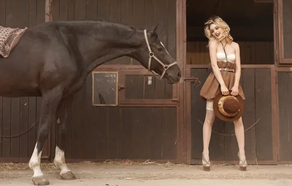 Картинка девушка, конь, лошадь, чулки, шляпа, блондинка