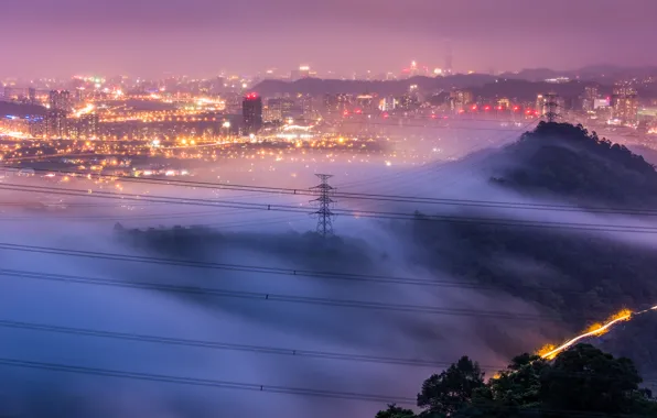 Картинка небо, деревья, город, огни, туман, холмы, провода, вид, высота, освещение, панорама, Китай, опоры, Тайвань, дымка, …