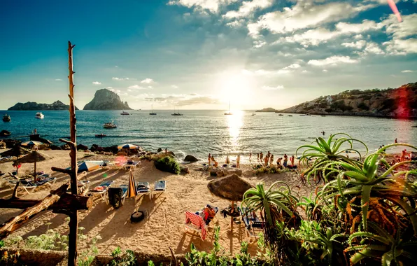 Картинка песок, море, пляж, небо, солнце, острова, облака, отдых, берег, яхты, лодки, Испания, Ibiza